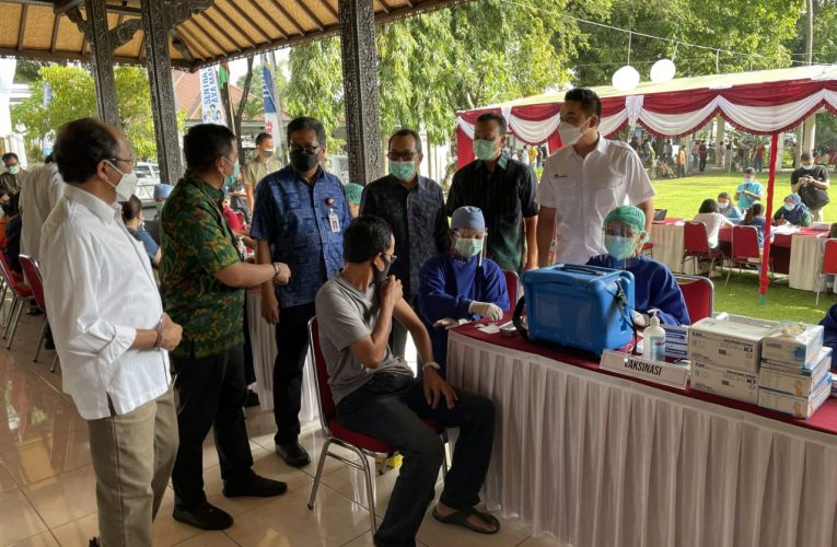 Sinergi dengan Berbagai Pihak, AXA Mandiri Vaksinasi Warga Bali Dukung Bali Bangkit