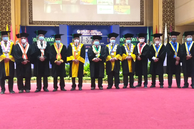 Universitas Negeri Padang Kembali Kukuhkan Enam Guru Besar