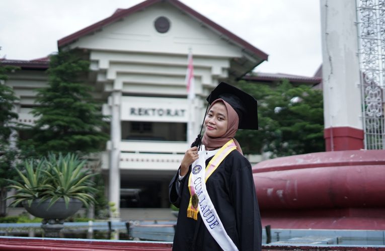 Putri Reza Damayanti, Koki Warung Penyetan Jadi Wisudawati Terbaik